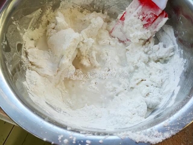 倒入热水 慢慢搅拌