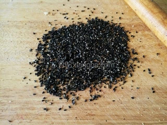 芝麻用擀面杖擀碎 擀芝麻主要是为了出香味