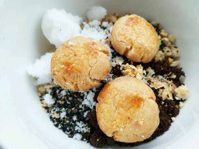 再放入少许饼干增加粘稠度 我放的是自己做的花生酱小酥饼 也可以用桃酥啥的代替