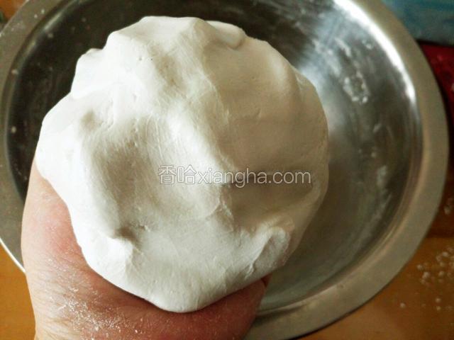 饧发好的面 非常柔软  而且粘度够 可以轻微拉扯