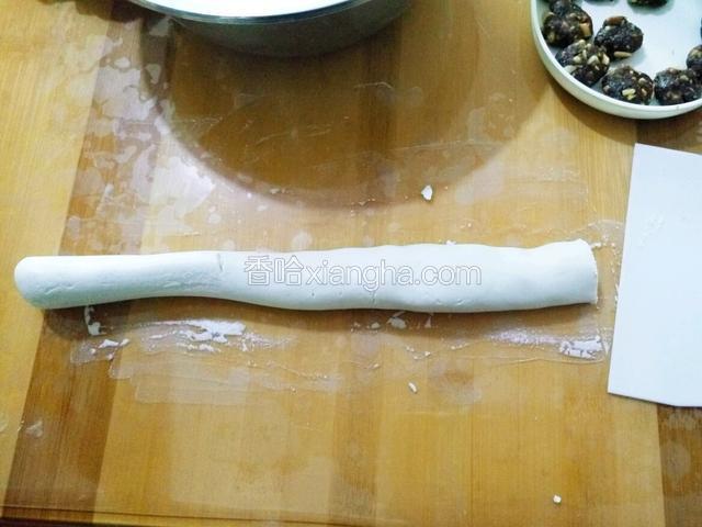 像包饺子一样 切剂子 大小按自己喜欢吧 没有固定克数