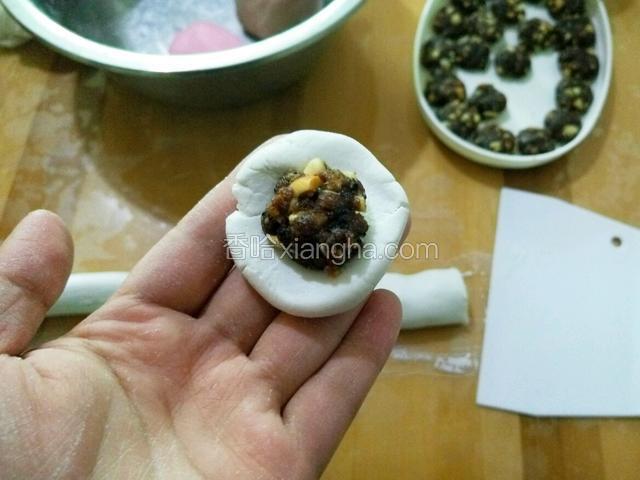 小剂子按扁 不用擀 放上一个馅料