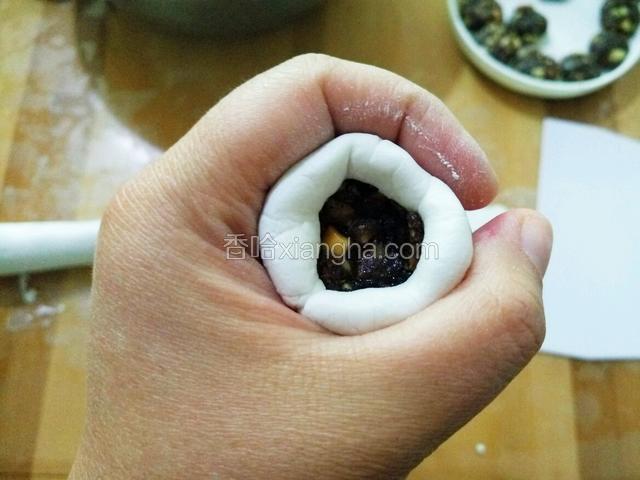 慢慢的用手劲在虎口处团好 收口 不要捏