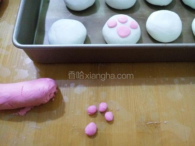 粉色的就比较繁琐 搓一大三小的面球 滚圆 