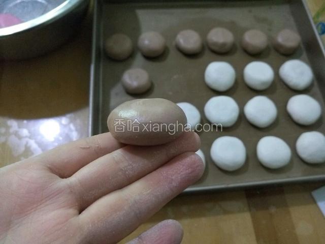 黑色的也一样 并且稍微的按扁 方便放粉色的面球