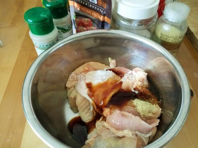 放入干净的盆里 加料酒 酱油 耗油等等调料 这次还放了一点新买的烤肉酱 味道不错 