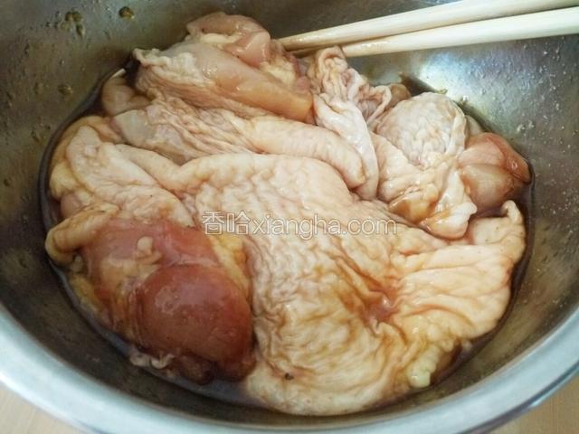 搅拌均匀后密封腌制至少两小时 我是发酵面包的时候就腌制的鸡腿 正好没耽误时间
