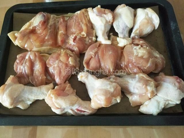腌制好的鸡腿肉放在烤盘上 还顺便给大顺烤了几个翅根嘿嘿  200度30分钟