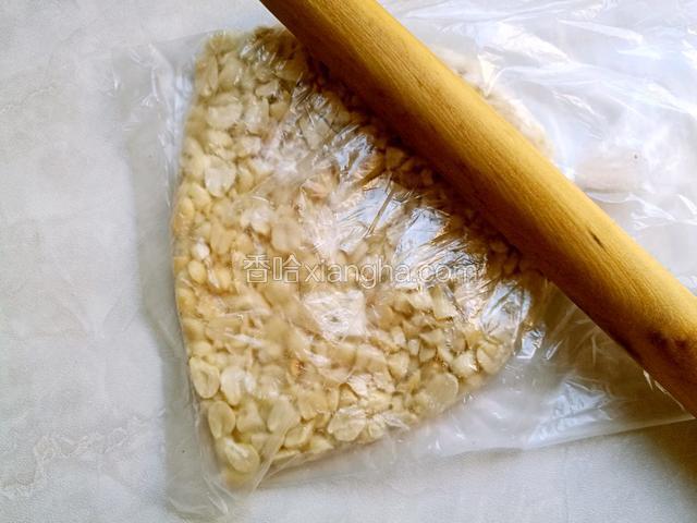 熟花生米剥皮后放入保鲜袋用擀面杖压碎，也不要太碎，不然就成粉了。