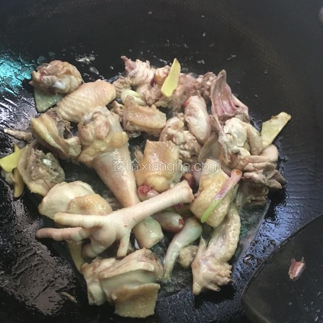 下入鸡肉翻炒出香味。