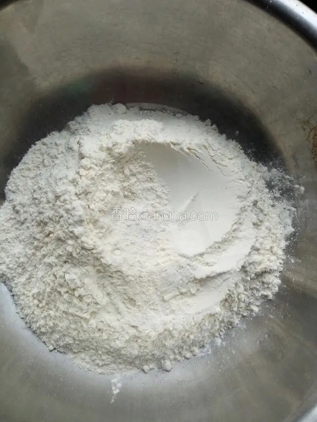 面粉700克。安琪酵母15克搅拌均匀