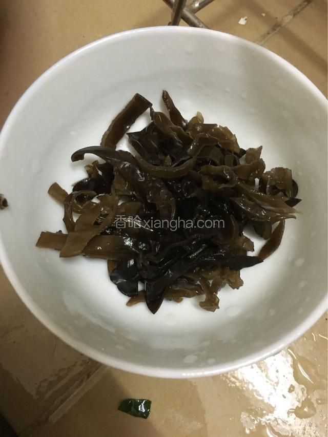 切好木耳，丝