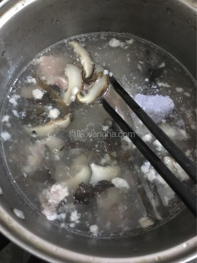 煮锅清水加入调和油五滴，肉末，我是用的冻肉末，精盐，木耳，香菇，一起煮开