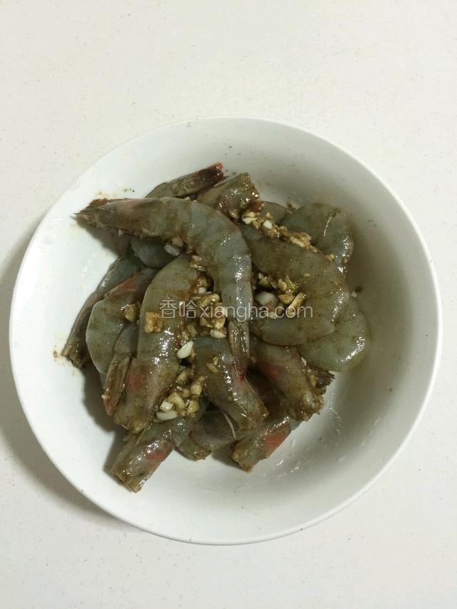 蒜瓣剁成碎末放进虾里面，再加入料酒，油，椒盐，孜然粉，黑胡椒一起，抓匀腌制20分钟以上(也可以根据自己的口味加入辣椒粉）