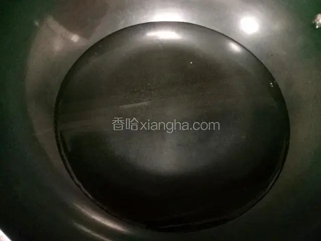 锅里放五杯水煮至沸腾。