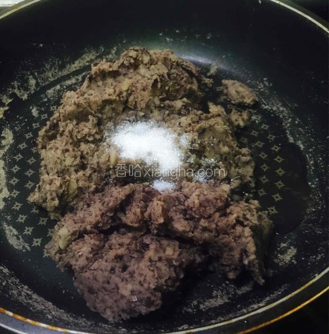 版本2～白糖版本
把平底锅小火温热，倒进适量的橄榄油，倒进芸豆泥，加上适量的白沙糖。用木铲展压芸豆泥和翻炒。这样可以蒸发一部分水份。豆泥相对干点，容易成饼