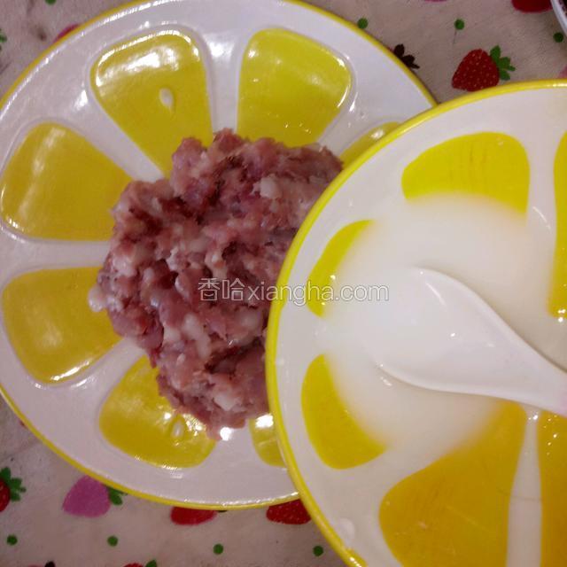 将嫩肉粉倒入肉沫中