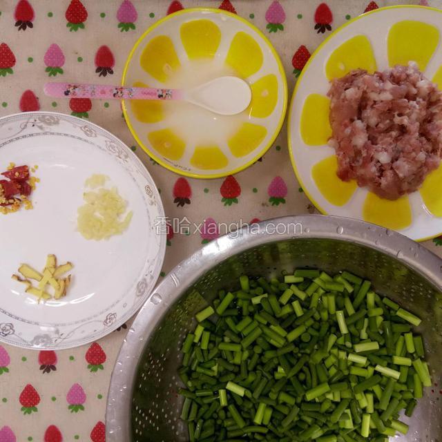 将材料洗净，切好备用