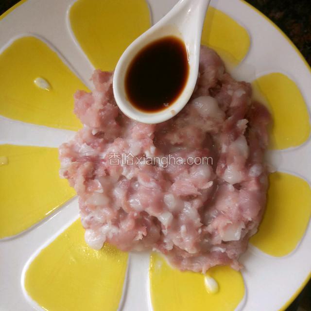 少许酱油，拌匀后腌制5分钟