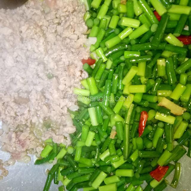 放入肉沫