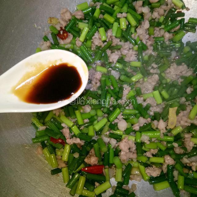 加入酱油，鸡精，味精