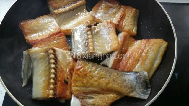 煎好一面再翻面煎另一面