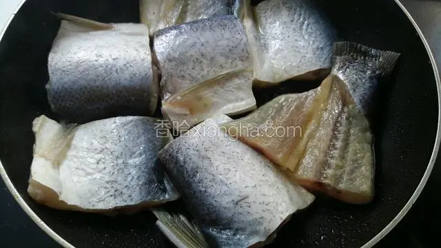 起锅开火，锅里放适量油，把鱼块均匀放入锅内，中火煎会儿（约3分钟左右），
