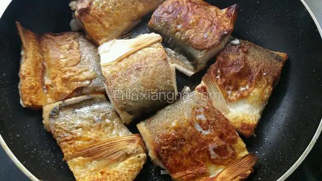 放入适量盐，继续中火煎