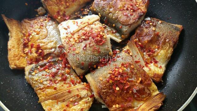 撒适量辣椒粉，从锅边洒入适量料酒