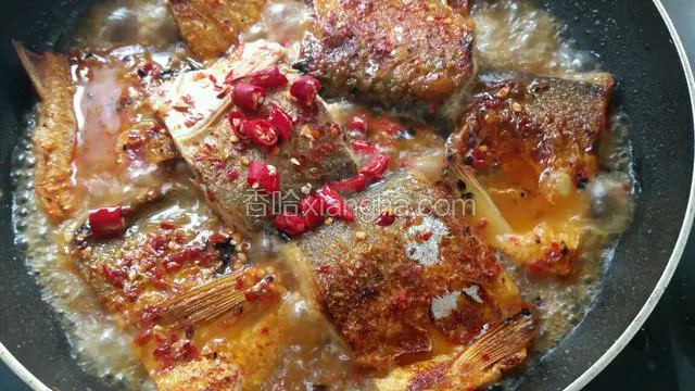 再把米椒和豆豉放入一起焖约4分钟左右