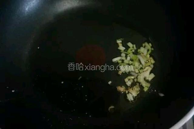 锅中放少许油，油热后放入葱姜蒜末煸香。