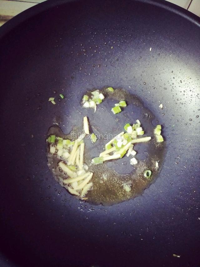 锅中倒油烧热倒入生姜，葱爆香