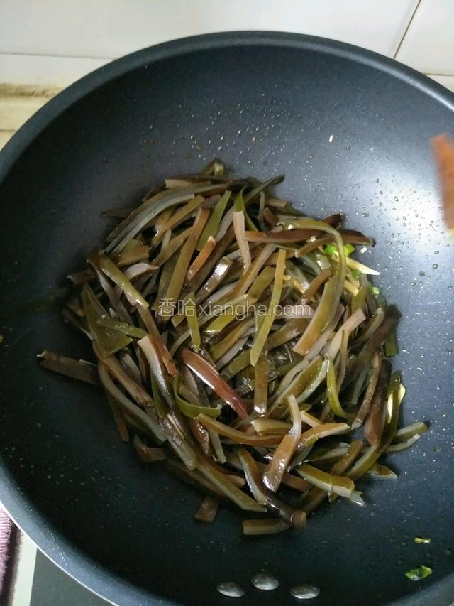 倒入海带丝翻炒