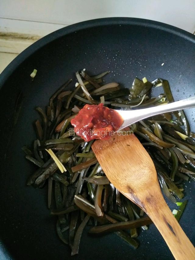 加一勺辣椒酱，适量盐，醋，大火翻炒即可