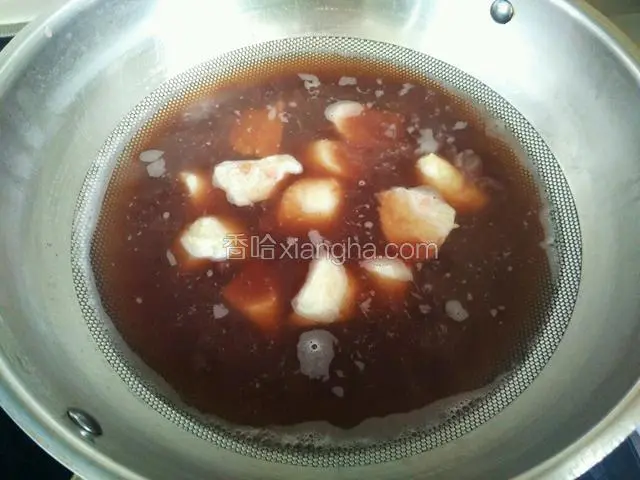 将粽子放入红豆水中煮软。