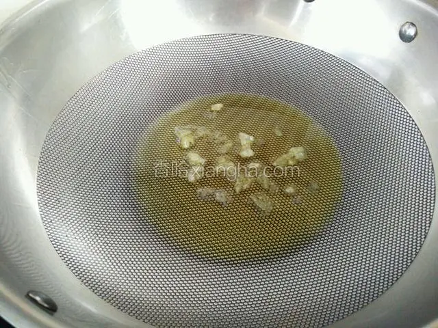 花椒出香味后捞出不用，放入一小把冰糖。