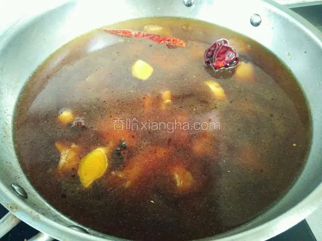 加入适量开水，水没过排骨。