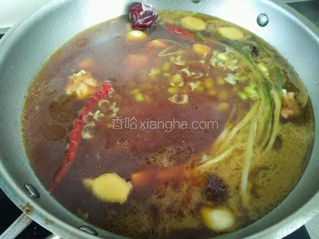 大约煮20来分钟，倒入毛豆米。大火烧开后继续用小火炖煮。