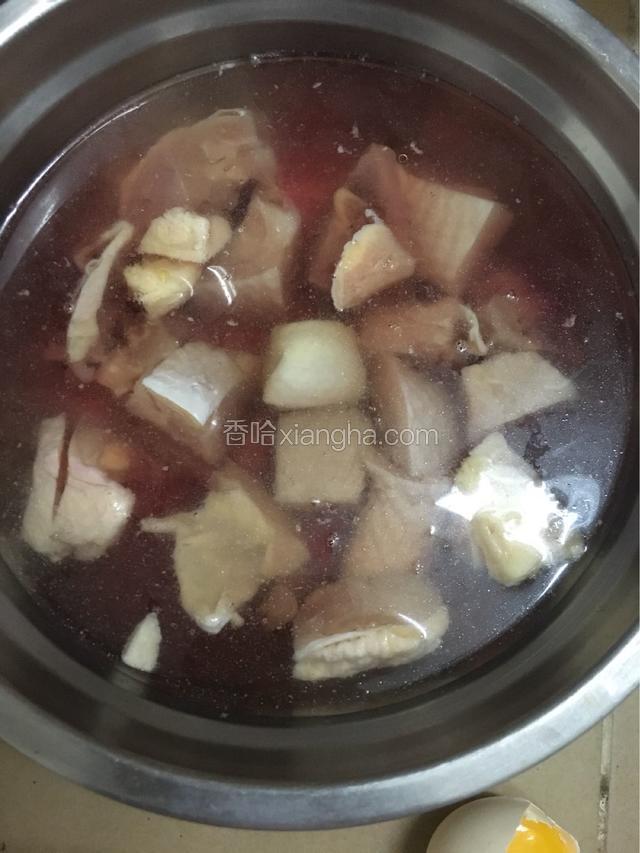 鸡腿肉斩块泡水洗去血水