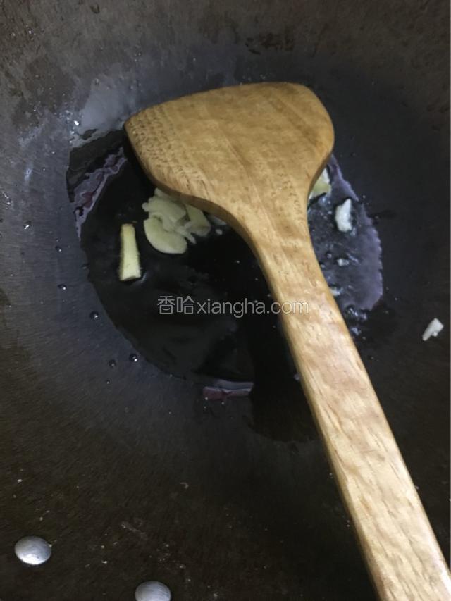 起锅烧油，花椒油调和油一起上，加入蒜头姜条爆香