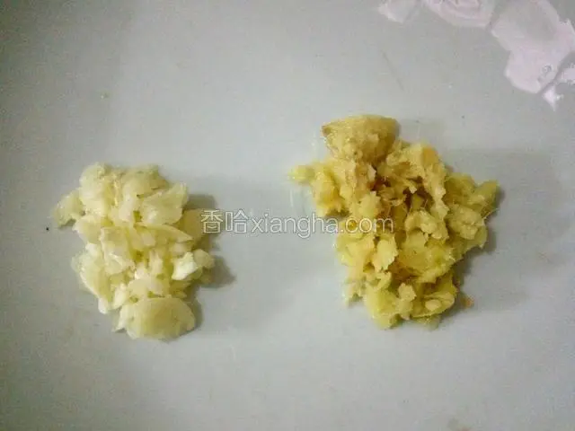 姜去皮清洗干净剁碎、蒜去衣清洗干净剁碎