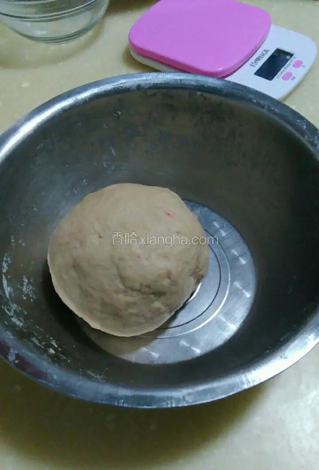 使劲揉成光滑的面团。然后封上保鲜膜发酵至1:5一倍大。