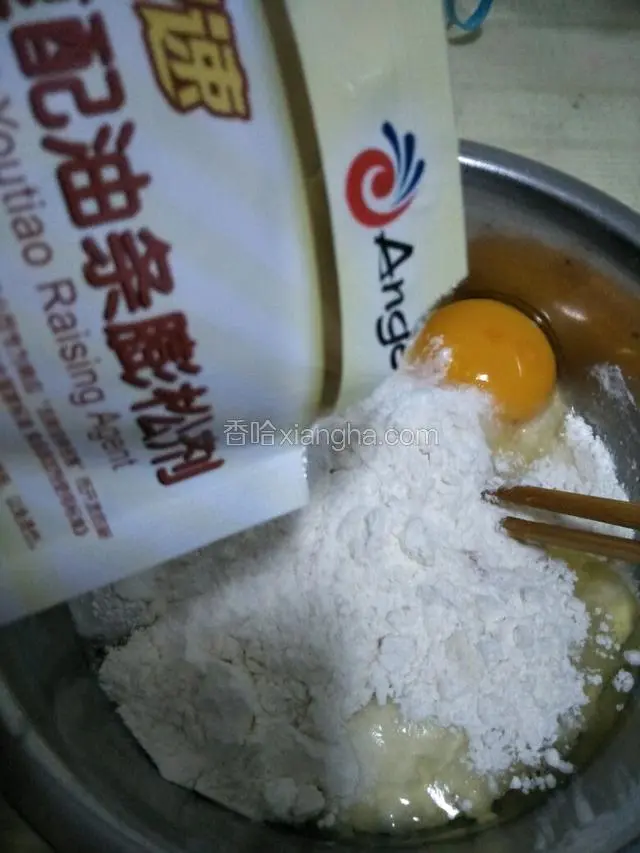 面粉中加适量盐，白糖，鸡蛋，油条蓬松剂搅拌一下