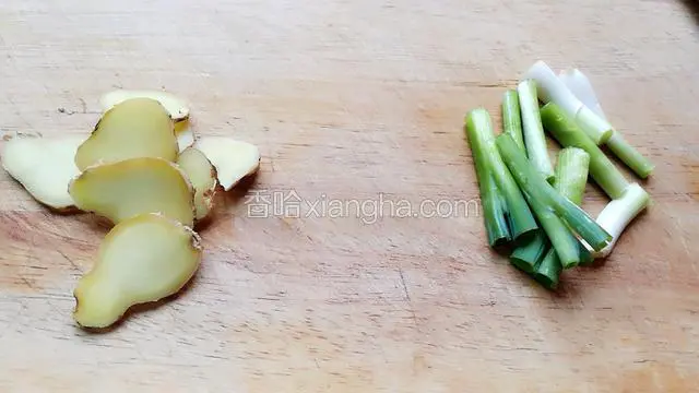 葱切段，姜切片。