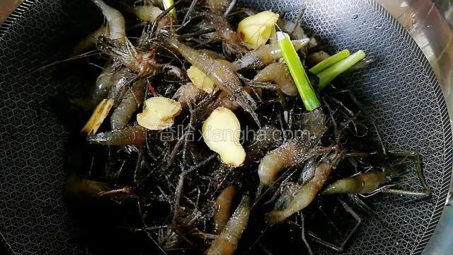 虾倒入锅中，加入葱姜，盐。