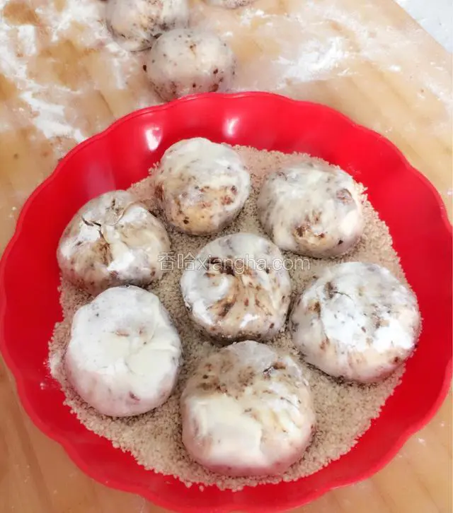 放在芝麻上蘸上芝麻