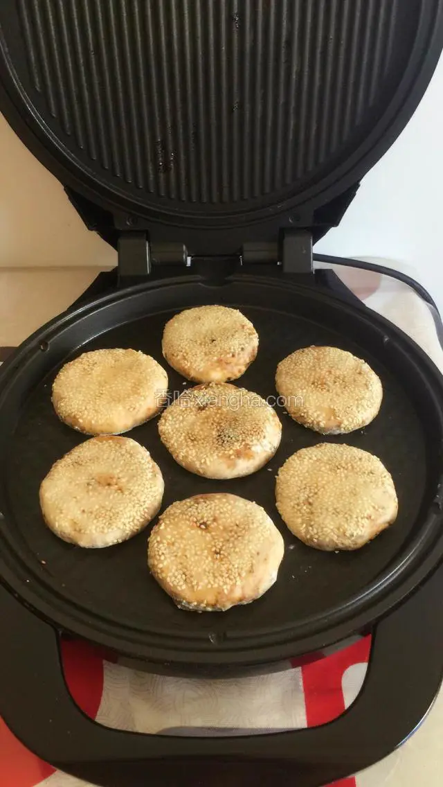把电饼铛预热放上烧饼胚子