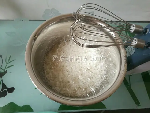 打成鱼眼状加几滴柠檬汁。