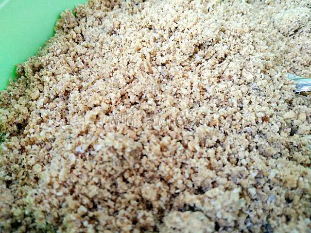 这时候的芝麻盐儿倒在大碗中加入少许的盐拌匀就可以了。