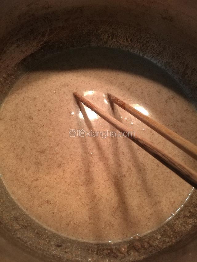 温水化开酵母，糖加入亚麻籽粉。